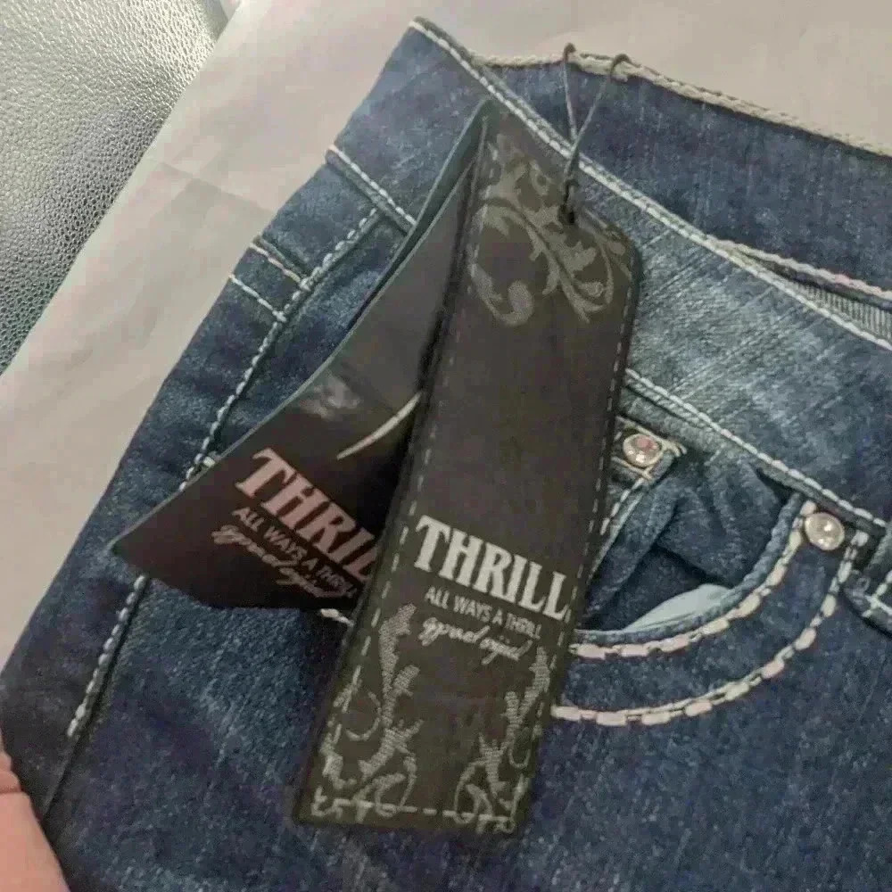 Thrill Women's Size 15 NWT Distressed Stud Back pocket Straight Leg Jeans - Picture 9 of 16